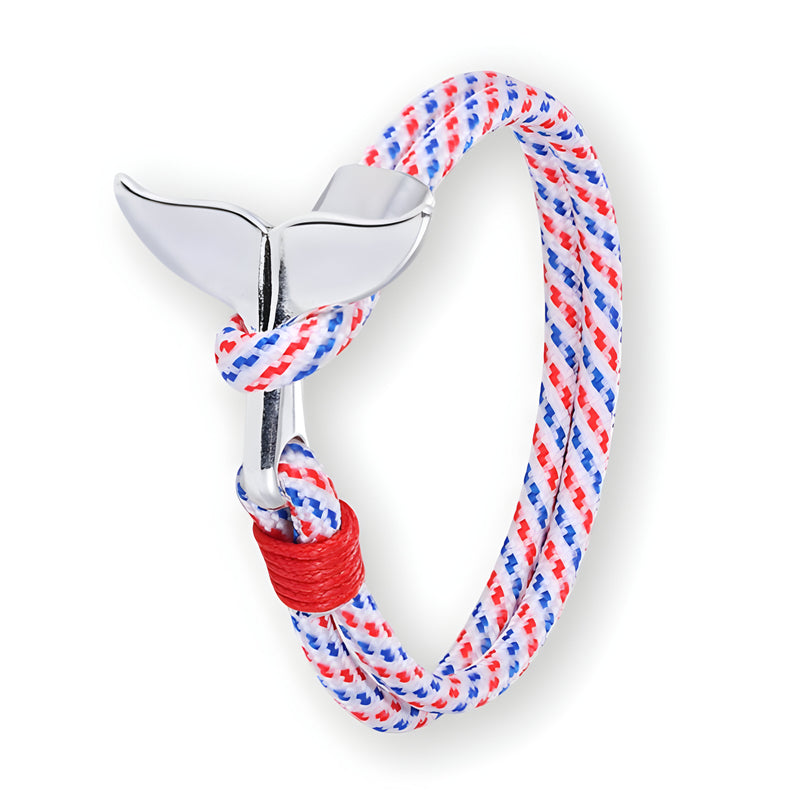 Bracelet cordon multicolore bleu, blanc et rouge avec fermoir en forme de queue de baleine argentée.