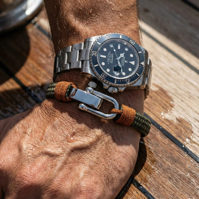 Bracelet homme en coton tressé marron et vert avec fermoir manille en acier inoxydable, style marin, ajustable.