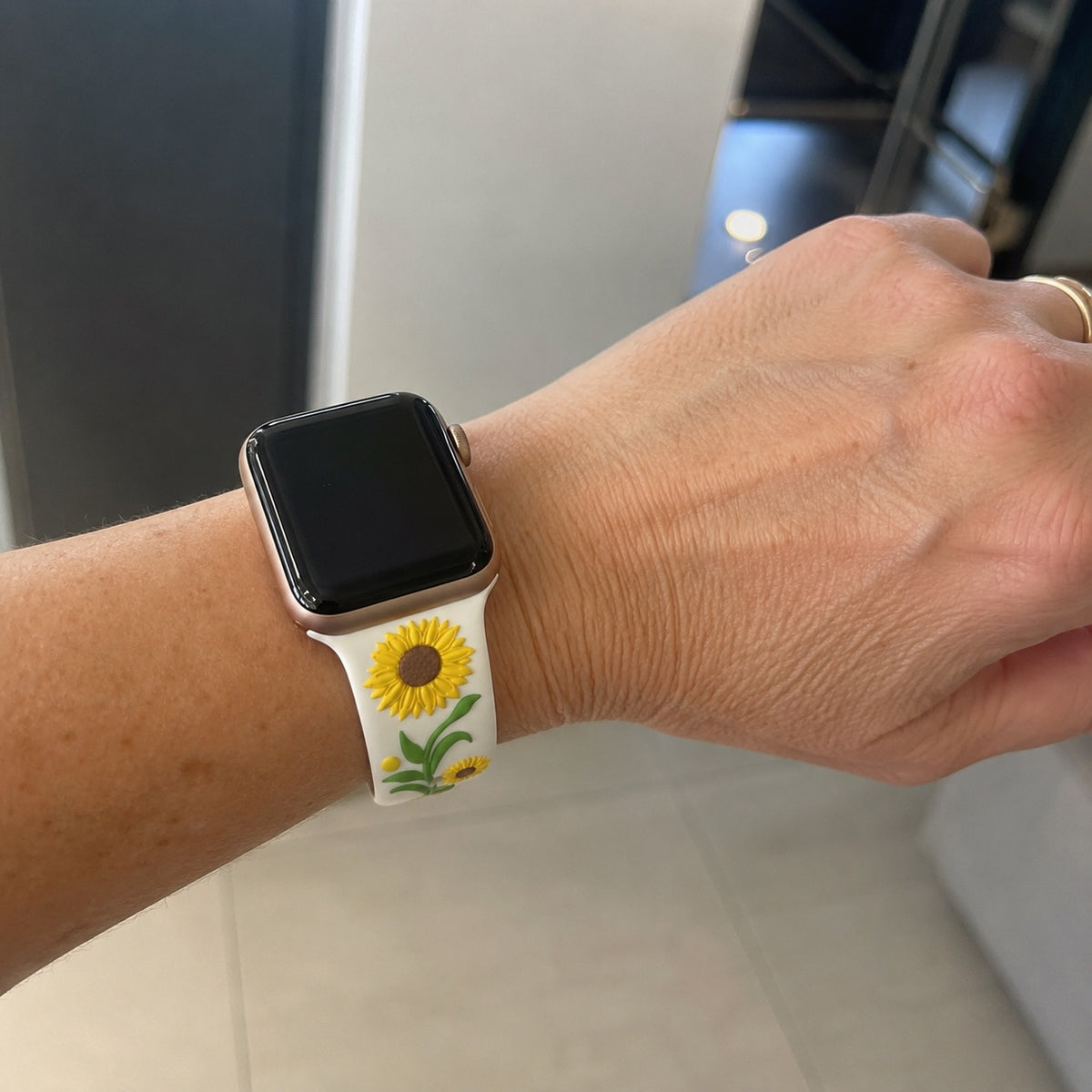 Bracelet Apple Watch silicone fleur de tournesol en relief, taille ajustable, disponible en plusieurs coloris, modèle Sunda