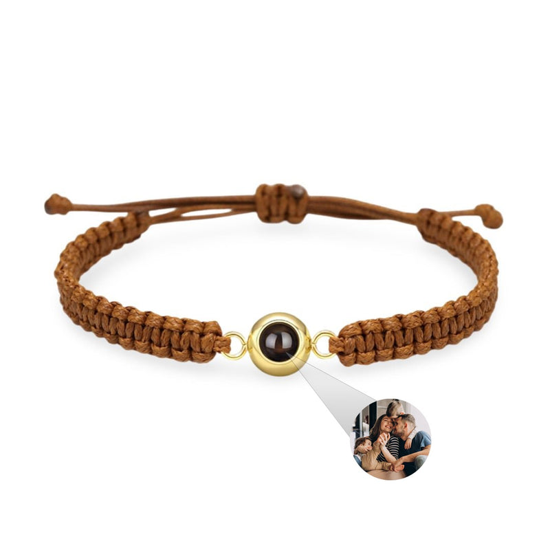 Bracelet corde marron avec détail titane or et photo personnalisée centrale.
