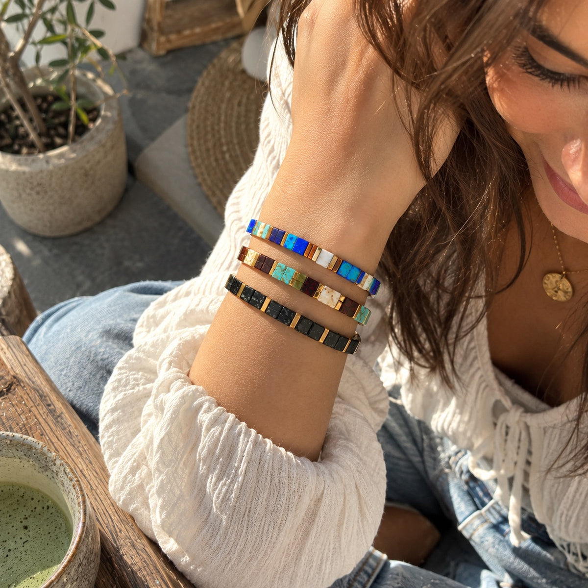Trio de bracelets en perles du Japon Tila, couleurs minérales et touches dorées, modèle Kamitsu