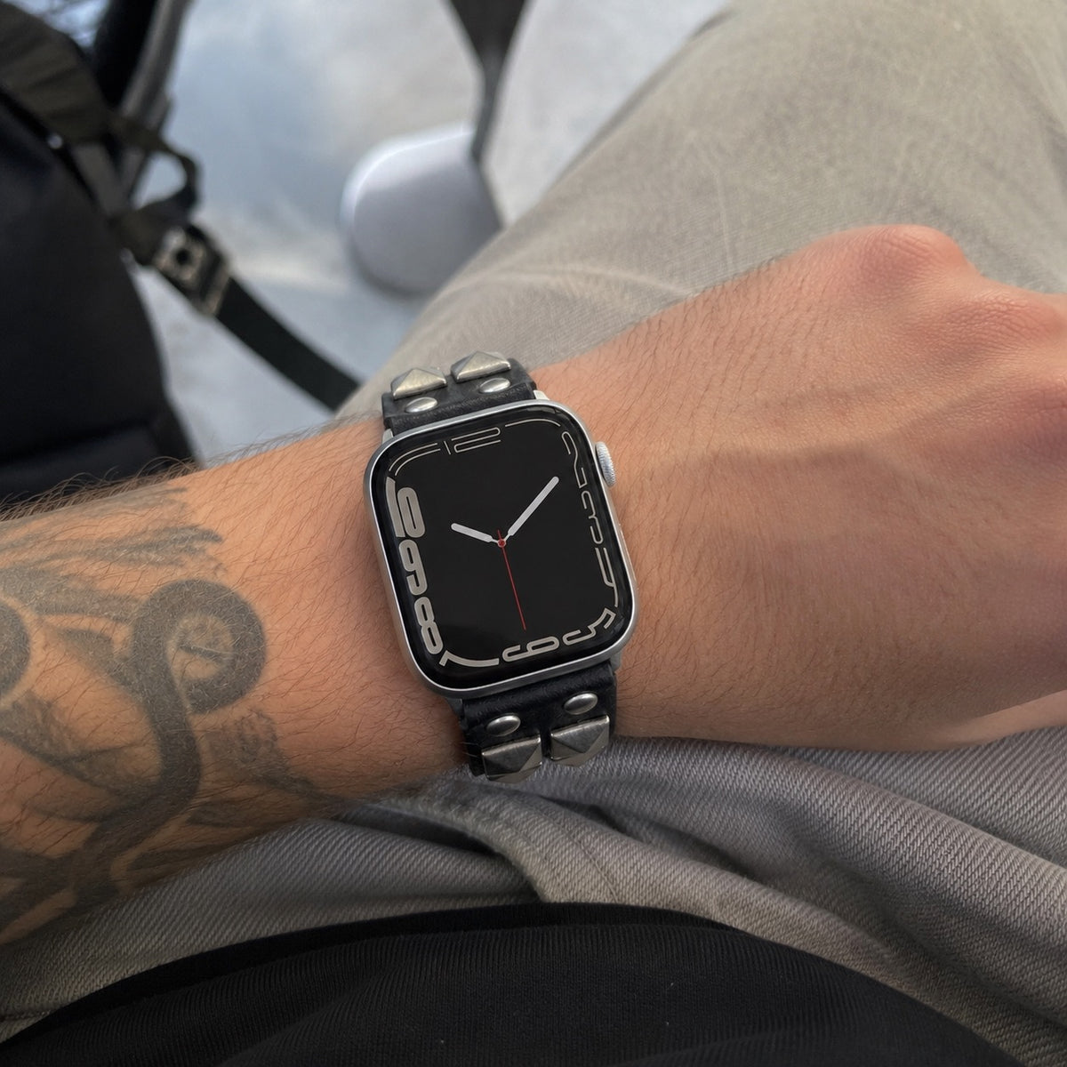 Bracelet à clous pour Apple Watch, design punk, détails métalliques pyramidaux, modèle Kurt