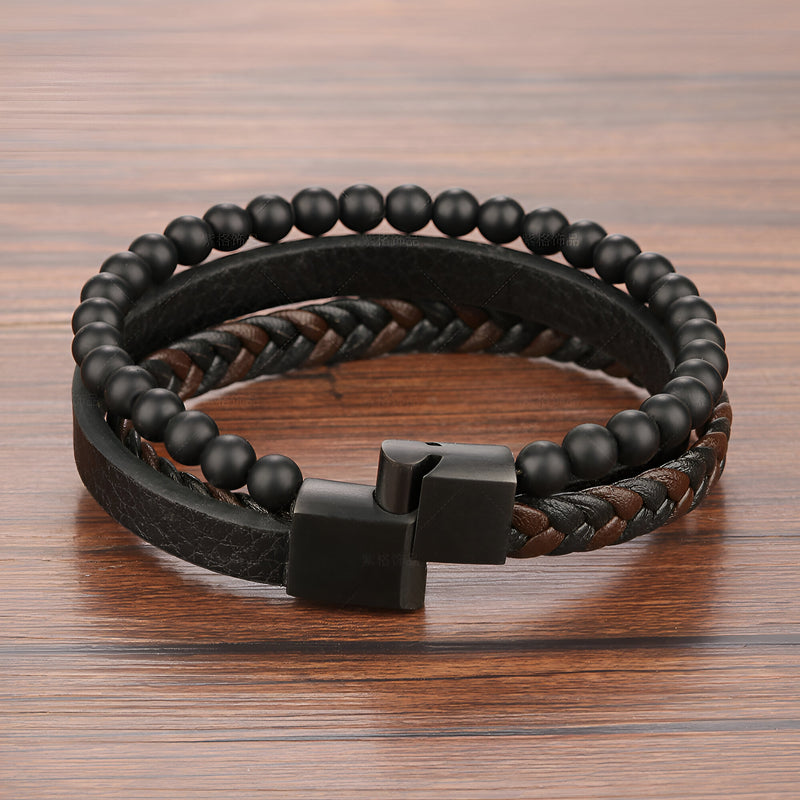 Bracelet homme en cuir noir avec perles en pierre volcanique mate et fermeture magnétique noire.