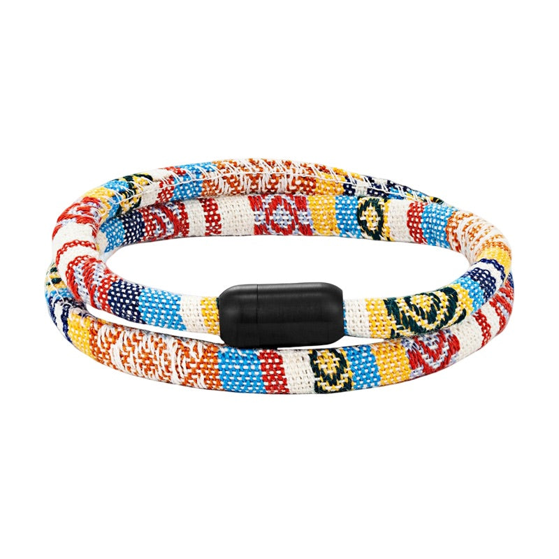 Bracelet cordon double multicolore avec motifs bohèmes rouges, bleus, jaunes et noirs, fermoir noir.