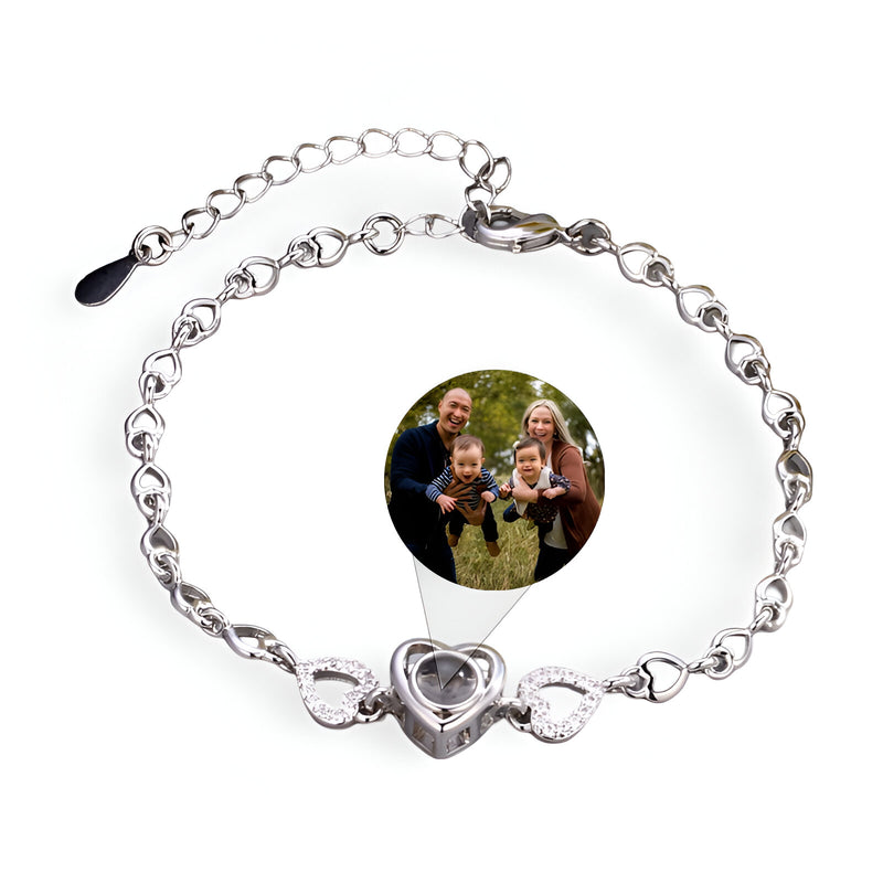 Bracelet en argent sterling avec pendentifs cœurs et médaillon photo personnalisable.