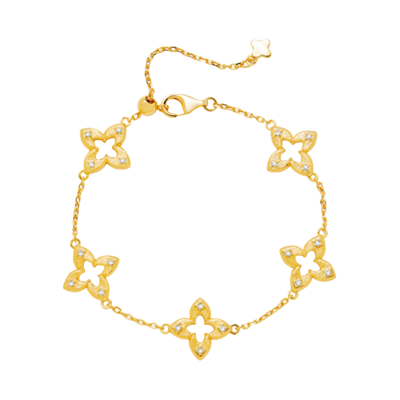 Bracelet doré en titane avec cinq motifs trèfle ajourés et éclats de zircon, chaîne fine plaquée or, fermoir mousqueton.