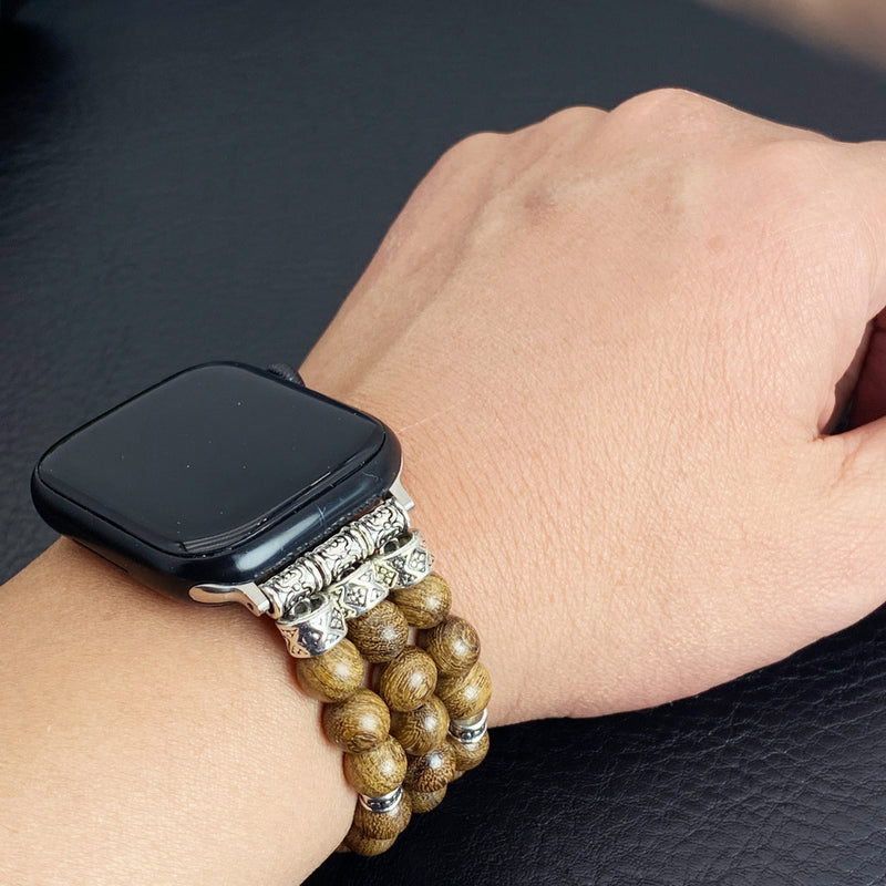 Bracelet Apple Watch en perles de bois, connecteurs argentés gravés, style ethnique chic, élastique, modèle Woody