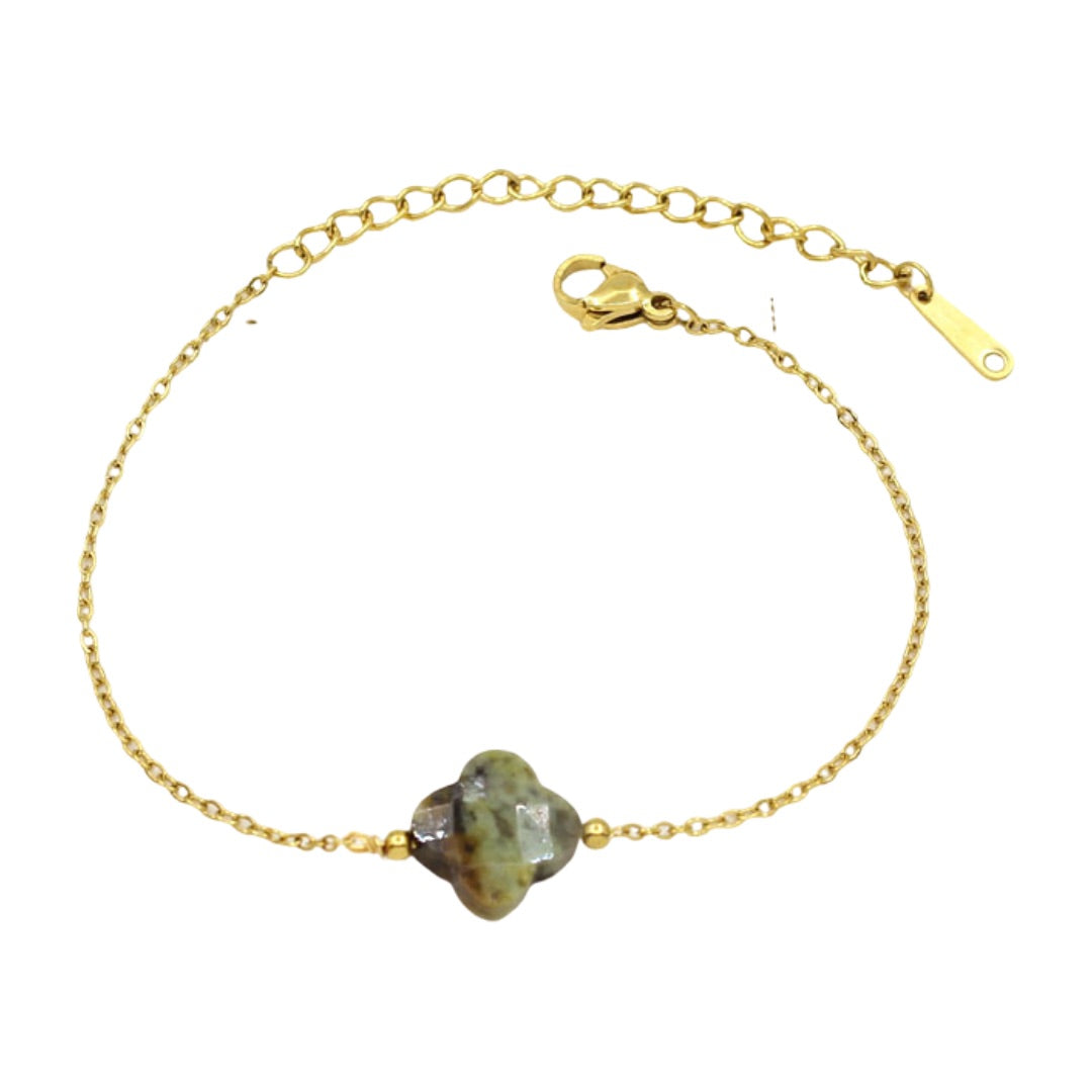 Bracelet fin doré avec pendentif trèfle en pierre naturelle vert marbré, chaîne réglable.