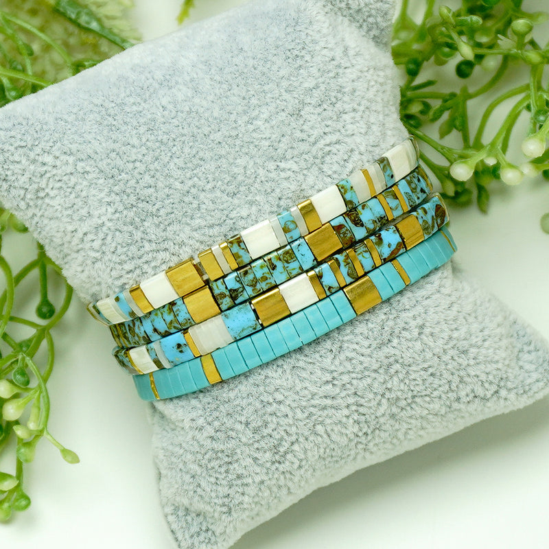 Set aus 4 Armbändern mit japanischen Miyuki-Perlen in marmoriertem Türkis und Weiß, Schmuckset für Damen, elastische Armbänder, Vierer-Set, leuchtende Sommeraccessoires, Modell Rinka