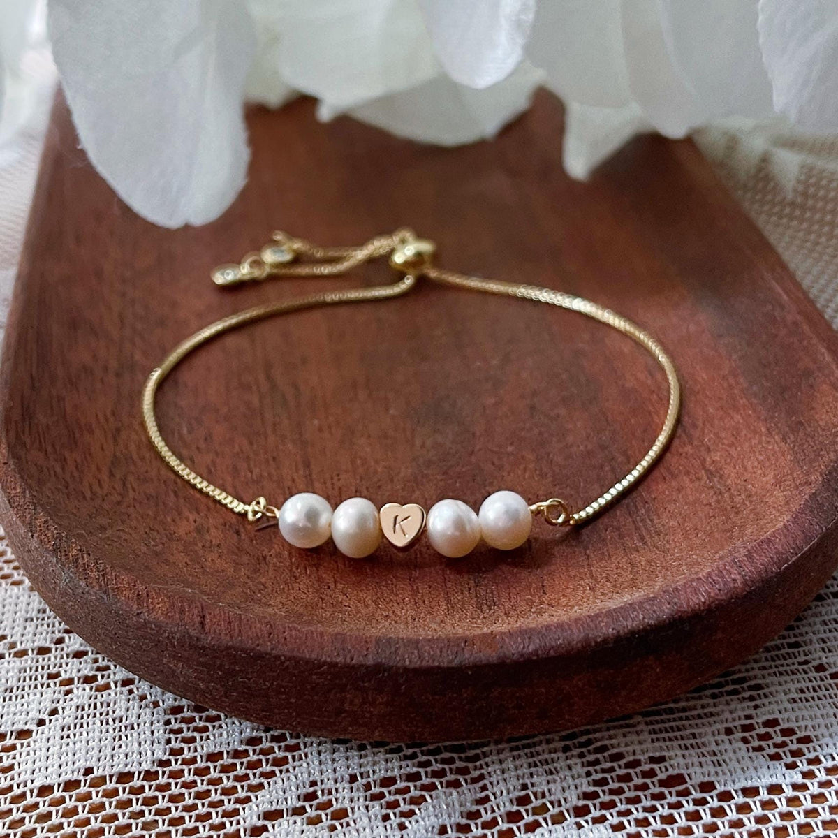 Bracelet ajustable en acier inoxydable, perles synthétiques, cœur personnalisable à graver, modèle Exposita