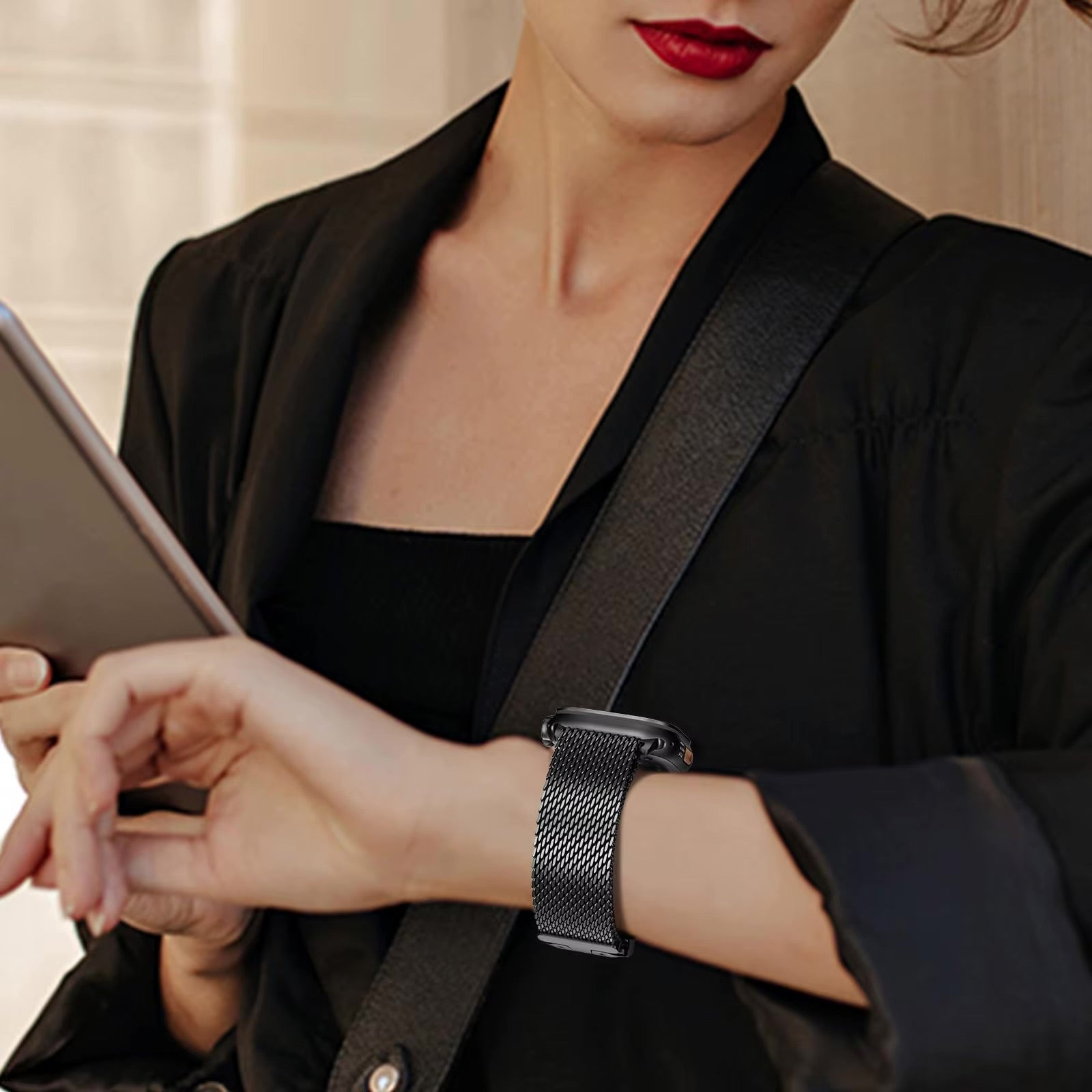 Bracelet Apple Watch maille milanaise acier inoxydable gris foncé avec fermoir sécurité parachute robuste.