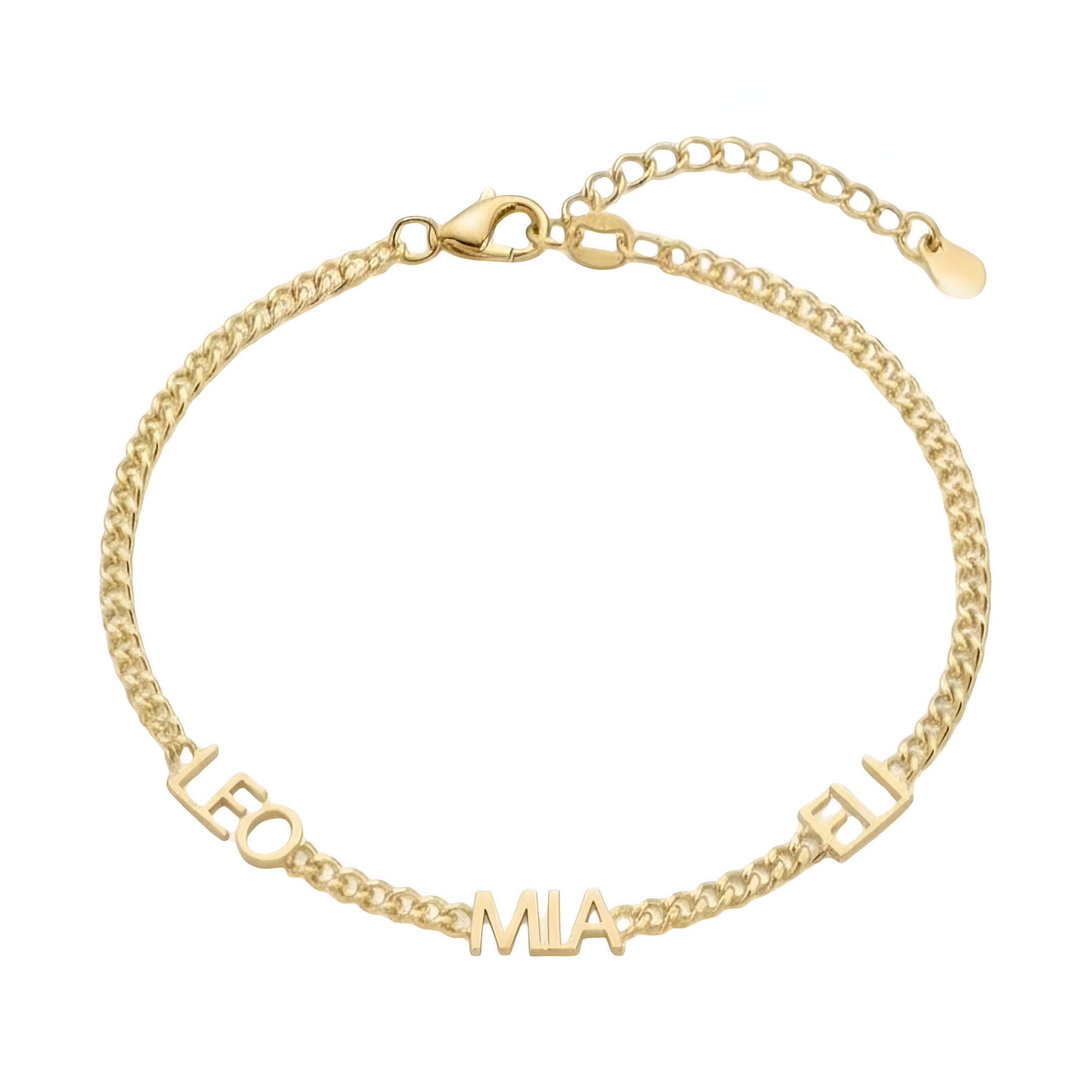 Bracelet en acier inoxydable doré avec chaîne maille cubaine fine et trois prénoms taillés LEO, MIA, TJ.