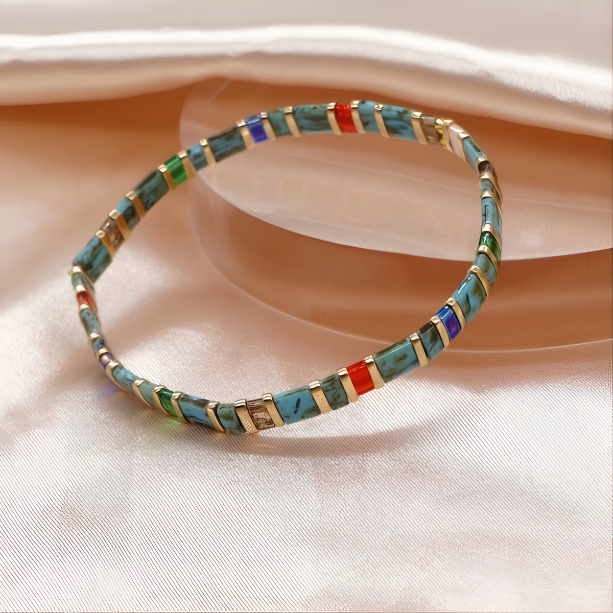 Bracelet femme perles japonaises bleu, vert et rouge, design géométrique délicat.