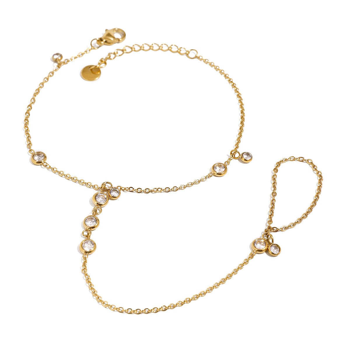 Bijou de main doré en acier inoxydable avec zircon rond, design chaîne délicate reliant bracelet et bague.