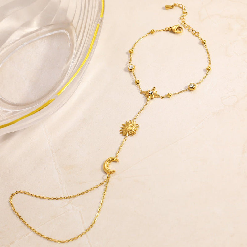 Damen-Handschmuck aus Edelstahl, vergoldetes Kettenarmband mit Ring, Sonnen-, Mond- und Sternmotiv, elegantes verstellbares Accessoire, Modell Sonnie