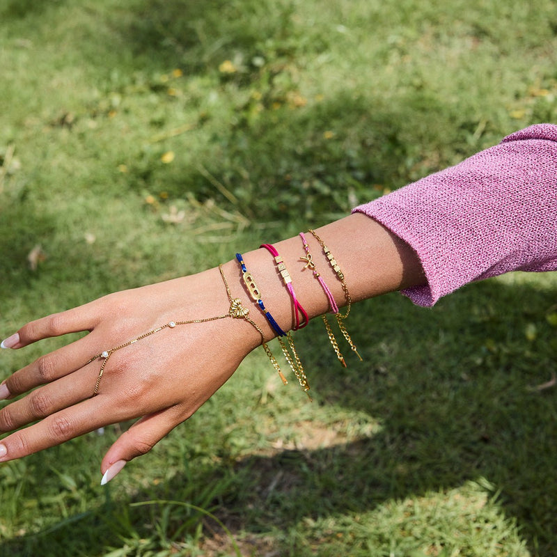 Bracelet de main doré en acier inoxydable avec papillon, perles blanches et zircons, chaîne maille cubaine fine.
