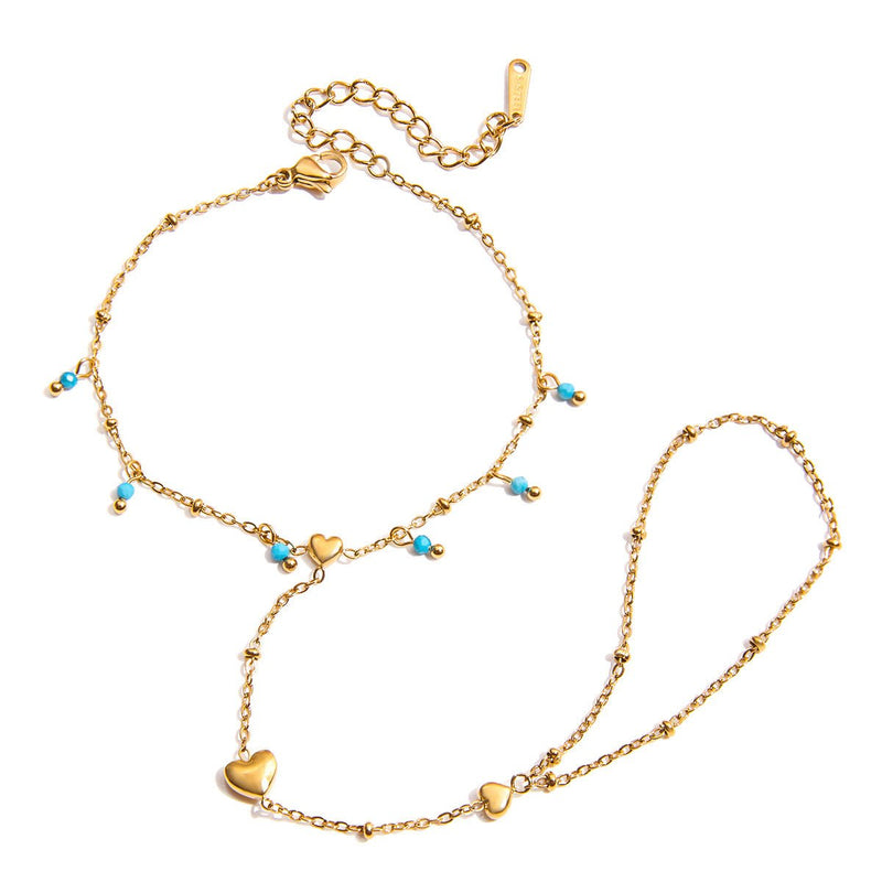 Bijou de main doré en acier inoxydable avec chaînette fine, perles turquoise et petits cœurs suspendus.