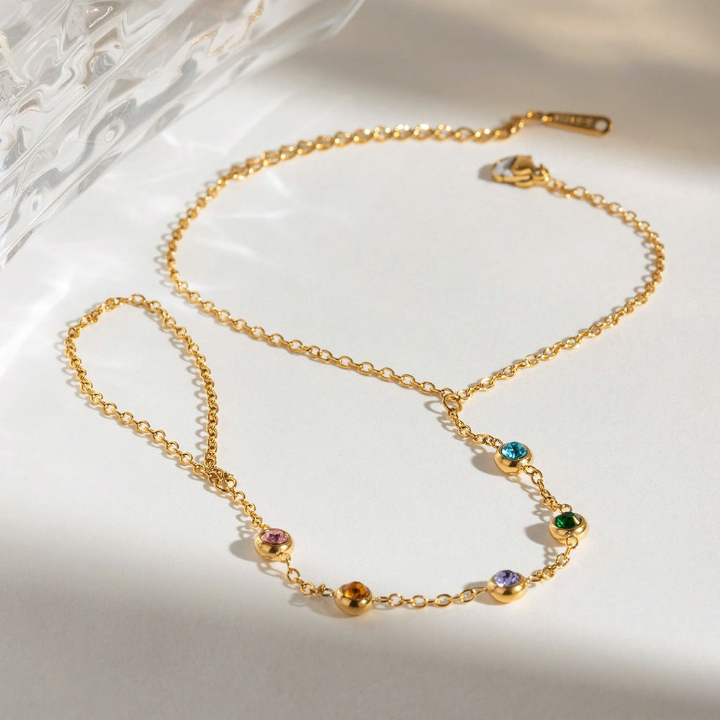 Chaîne fine dorée avec pierres de zirconium multicolores brillantes, bijou de main élégant Glita.