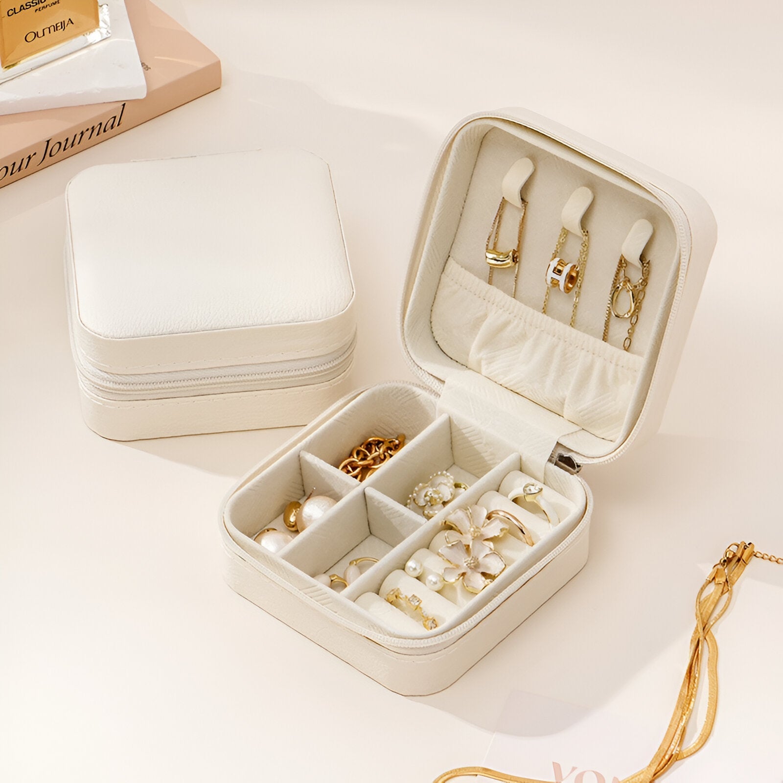 Boîte à bijoux nomade Oria blanche en cuir avec compartiments et rangements pour montres et bagues.