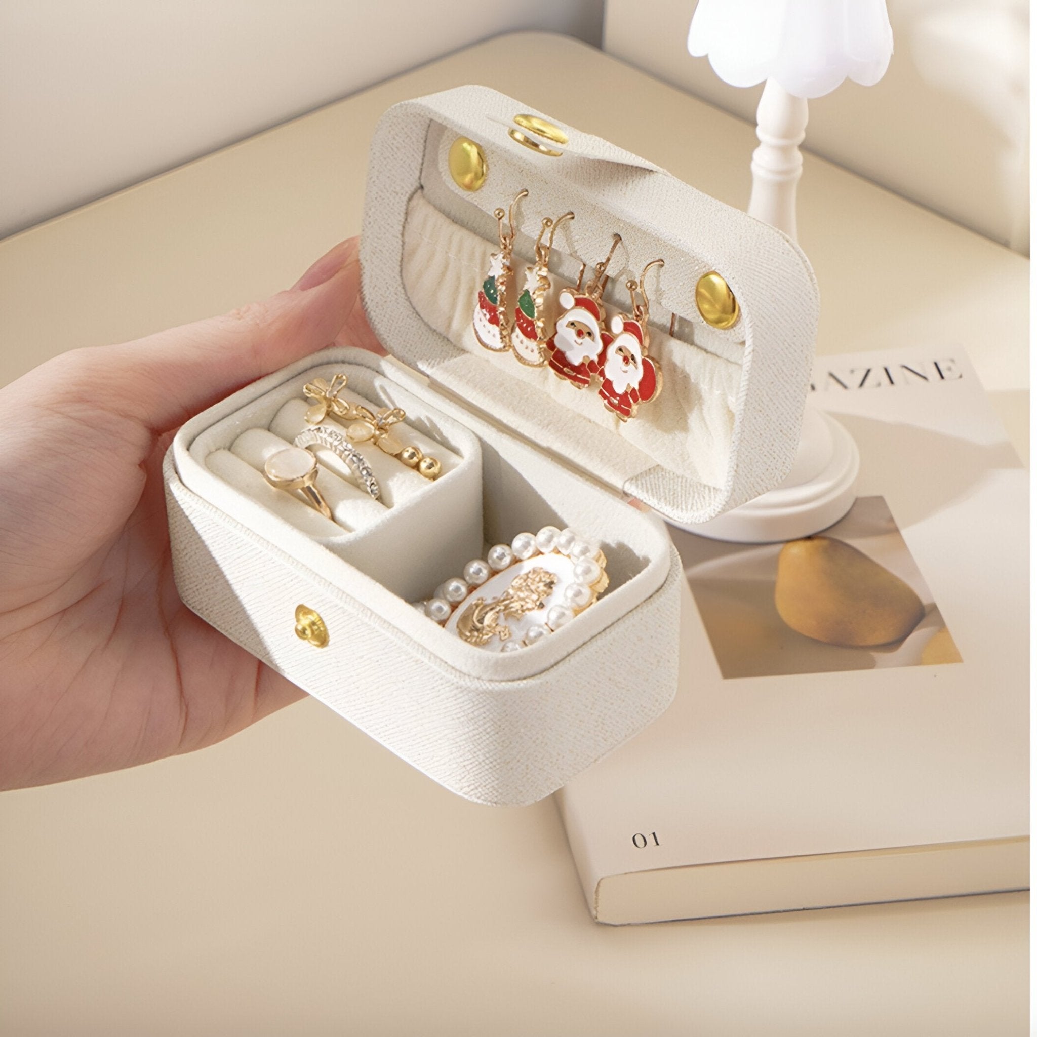 Boîte à bijoux nomade blanche en cuir, compartiments et miroir intérieur, fermoir doré.
