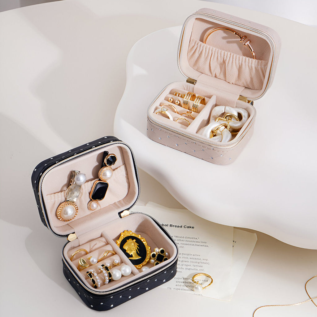 Boîte à bijoux nomade beige avec strass, compartiments et anneaux dorés, modèle Mireille.