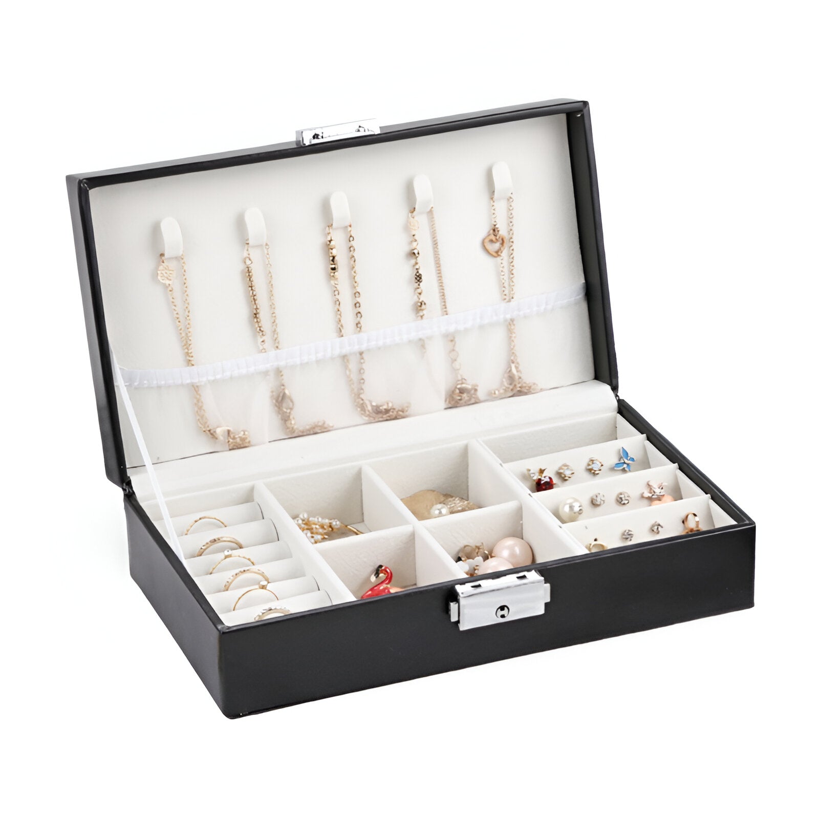Boîte à bijoux noire nomade ouverte avec compartiments pour bagues, colliers et boucles d’oreilles, intérieur beige doux.