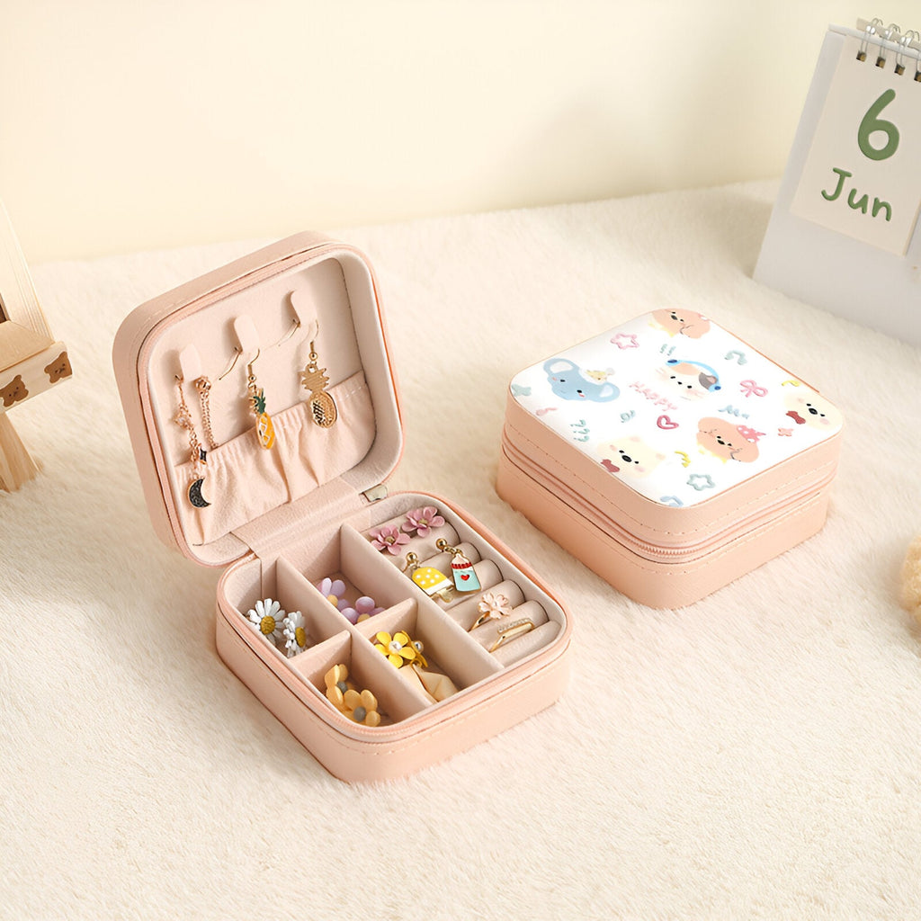 Boîte à bijoux rose avec intérieur compartimenté, motif animaux colorés sur le couvercle blanc.