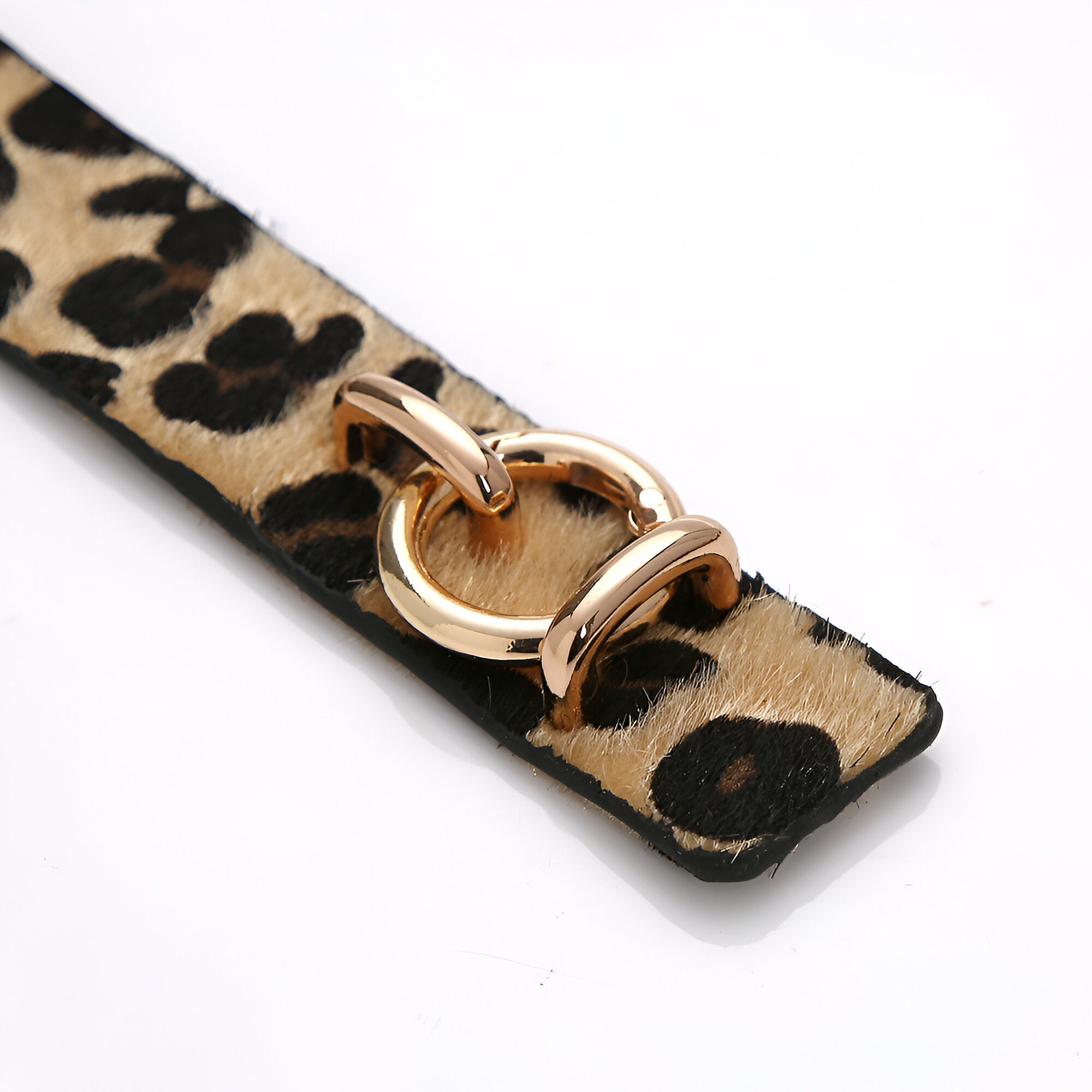 Bracelet femme en cuir léopard beige avec boucle ovale dorée et passant assorti.
