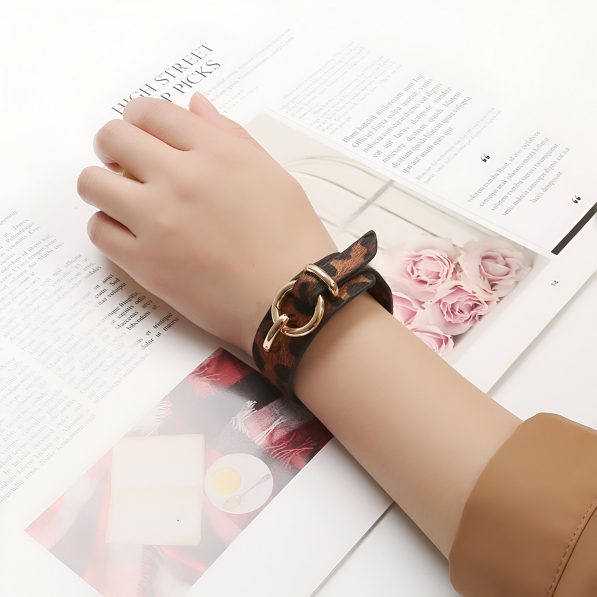 Bracelet à boucle en cuir léopard marron avec boucle dorée, style Fauve pour femme.