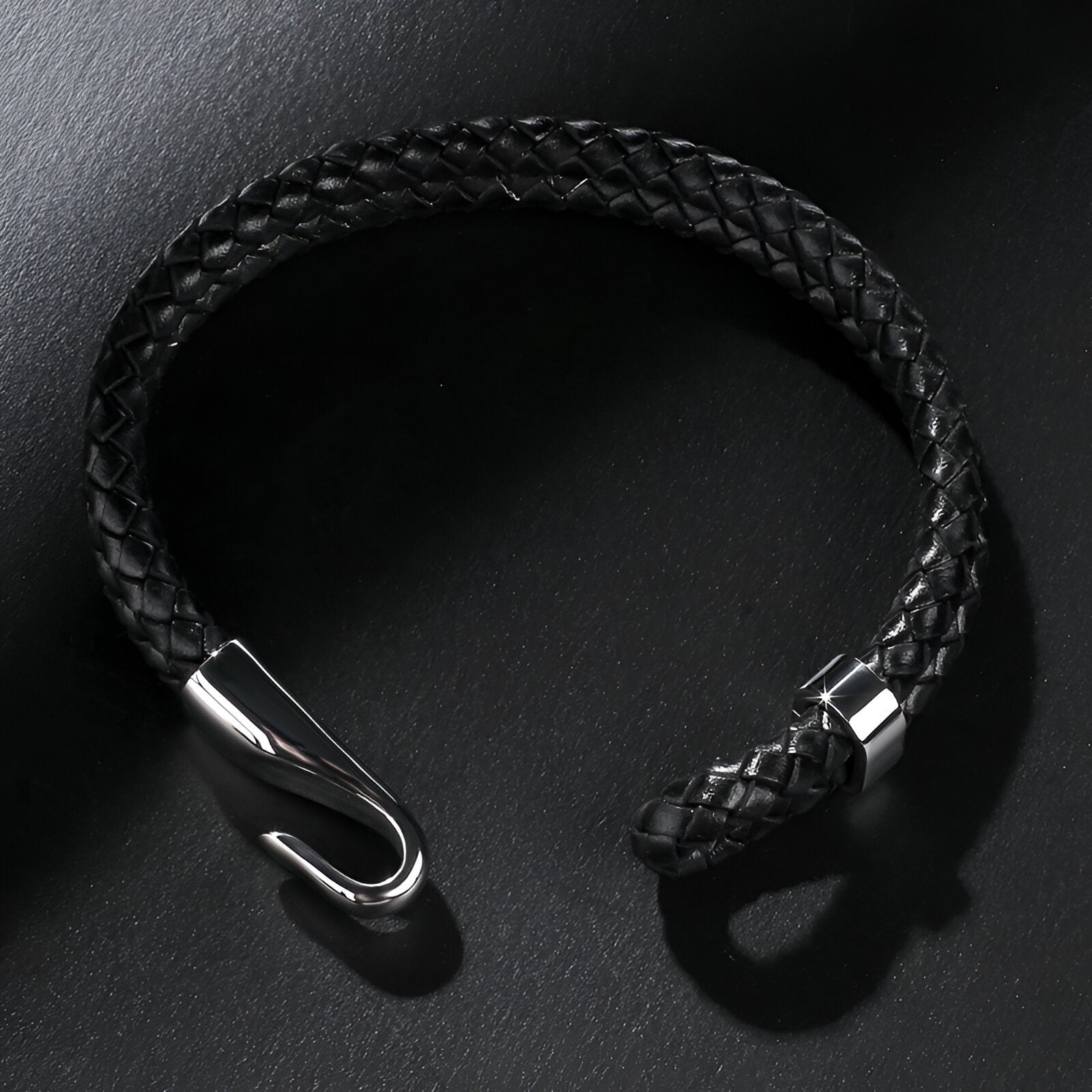 Bracelet homme en cuir tressé noir avec crochet en acier inoxydable poli.