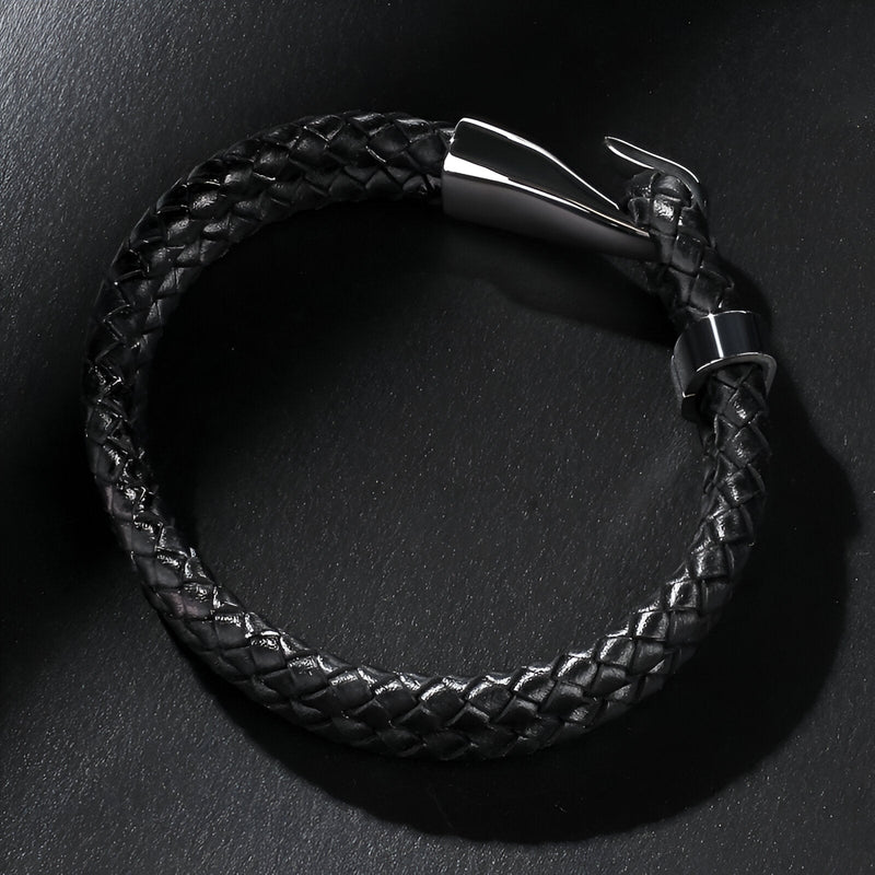 Bracelet homme noir en cuir tressé avec fermeture crochet en acier inoxydable brillant.