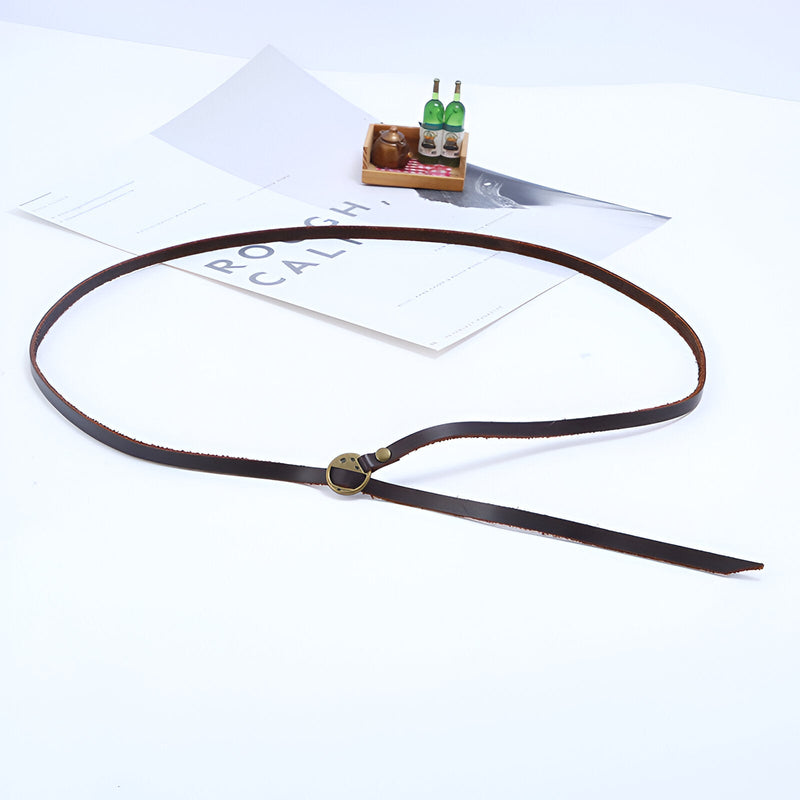 Bracelet à enrouler en cuir marron vintage pour homme avec boucle ronde en métal antique.