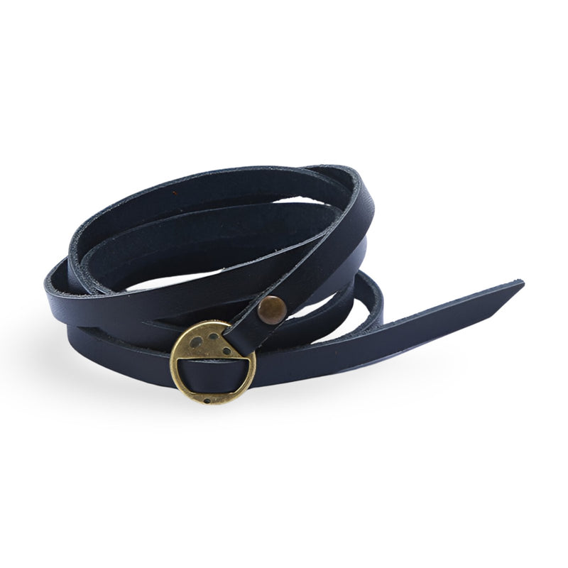 Bracelet à enrouler en cuir noir vintage pour homme avec boucle en métal doré.