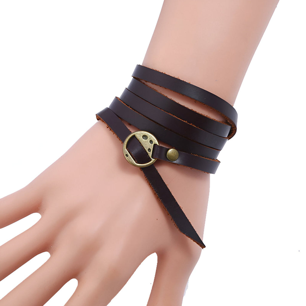 Bracelet à enrouler en cuir noir vintage pour homme avec boucle métal antique et rivet décoratif.
