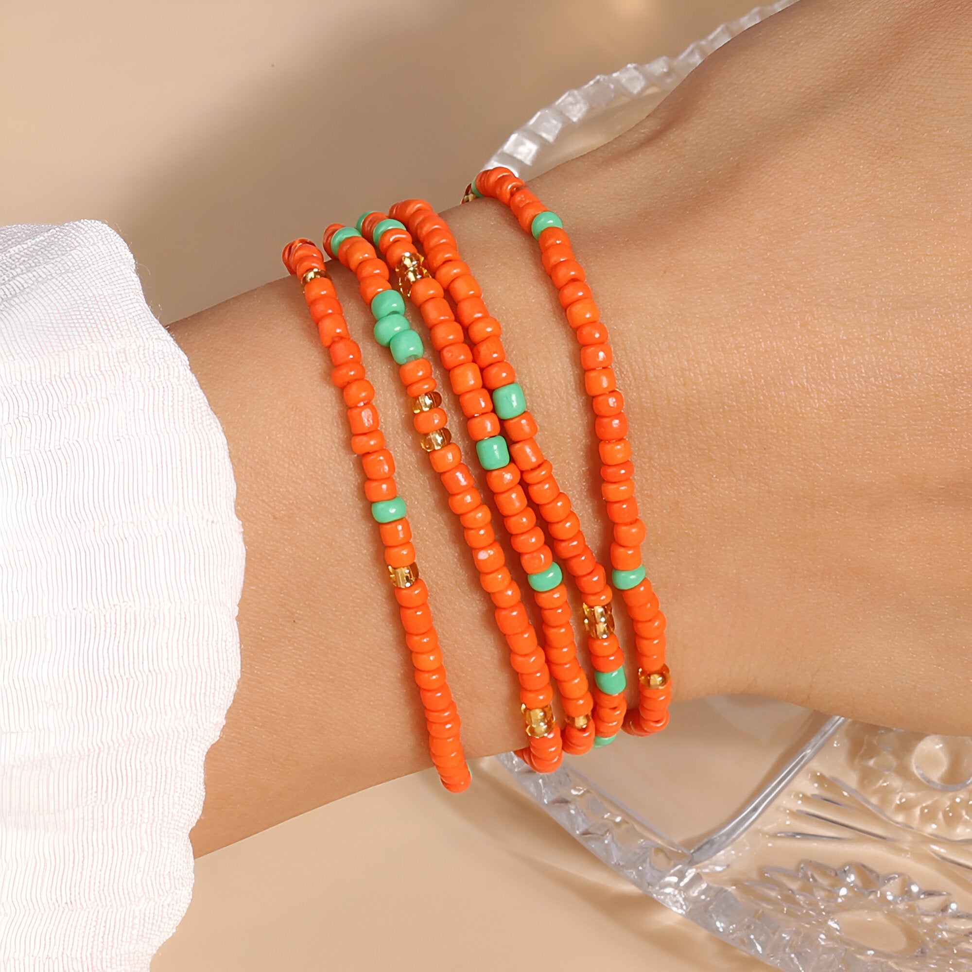 Bracelet à enrouler femme perles résine orange et turquoise avec petites perles dorées.
