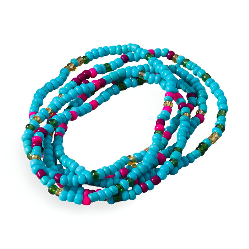 Bracelet à enrouler multicolore en perles de résine bleu azure, fuchsia et vert foncé sur élastique.