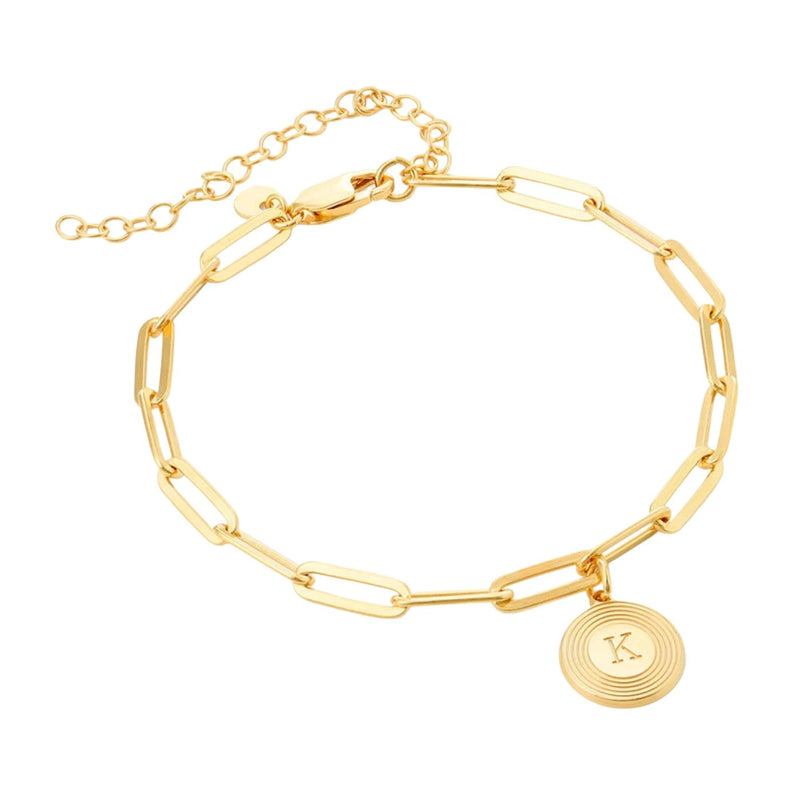 Armband mit rechteckigen Gliedern aus vergoldetem Edelstahl, personalisierbarer Anhänger in Medaillenform mit Buchstabe, elegante Kettenglieder im Büroklammer-Stil, Modell Calvina