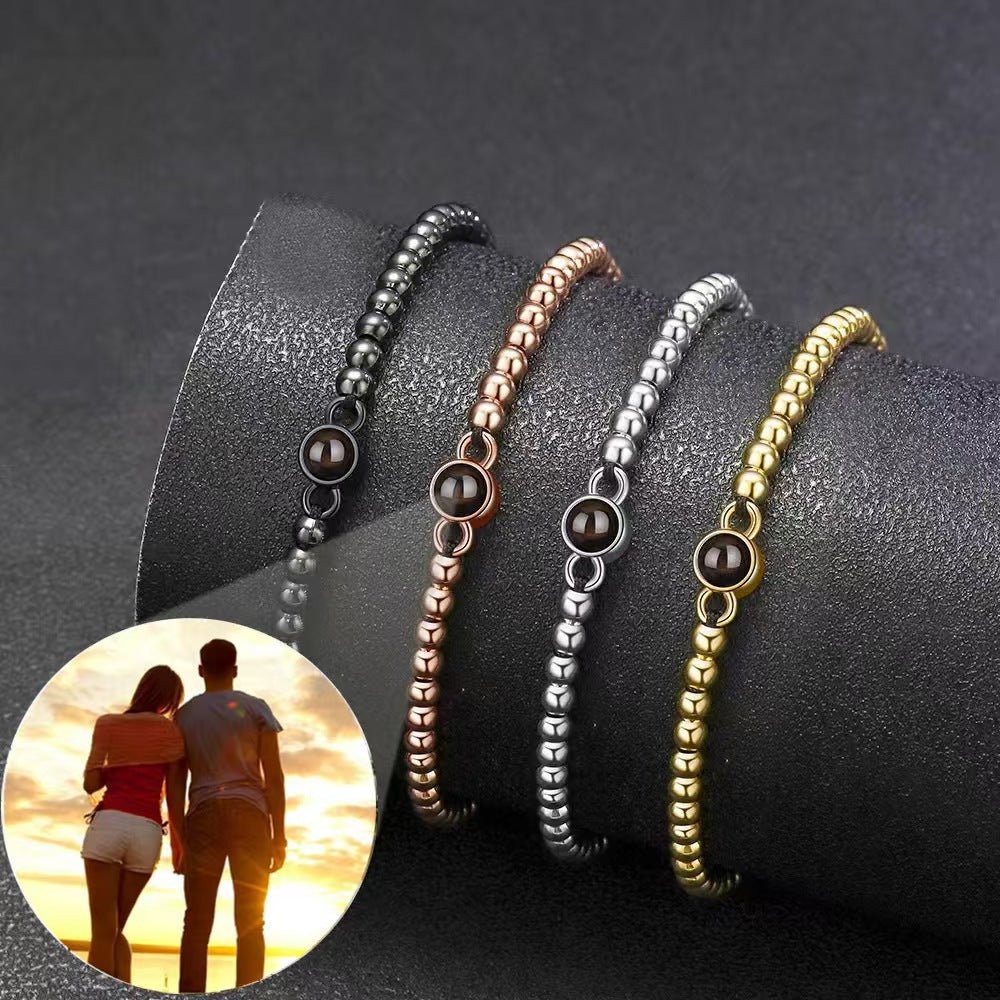 Bracelets à perles métalliques en argent, cuivre, or et anthracite avec cordon noir et perle centrale personnalisable.
