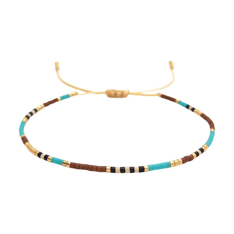 Bracelet fin en perles Miyuki turquoise, or et brun avec cordon ajustable beige, style bohème chic.