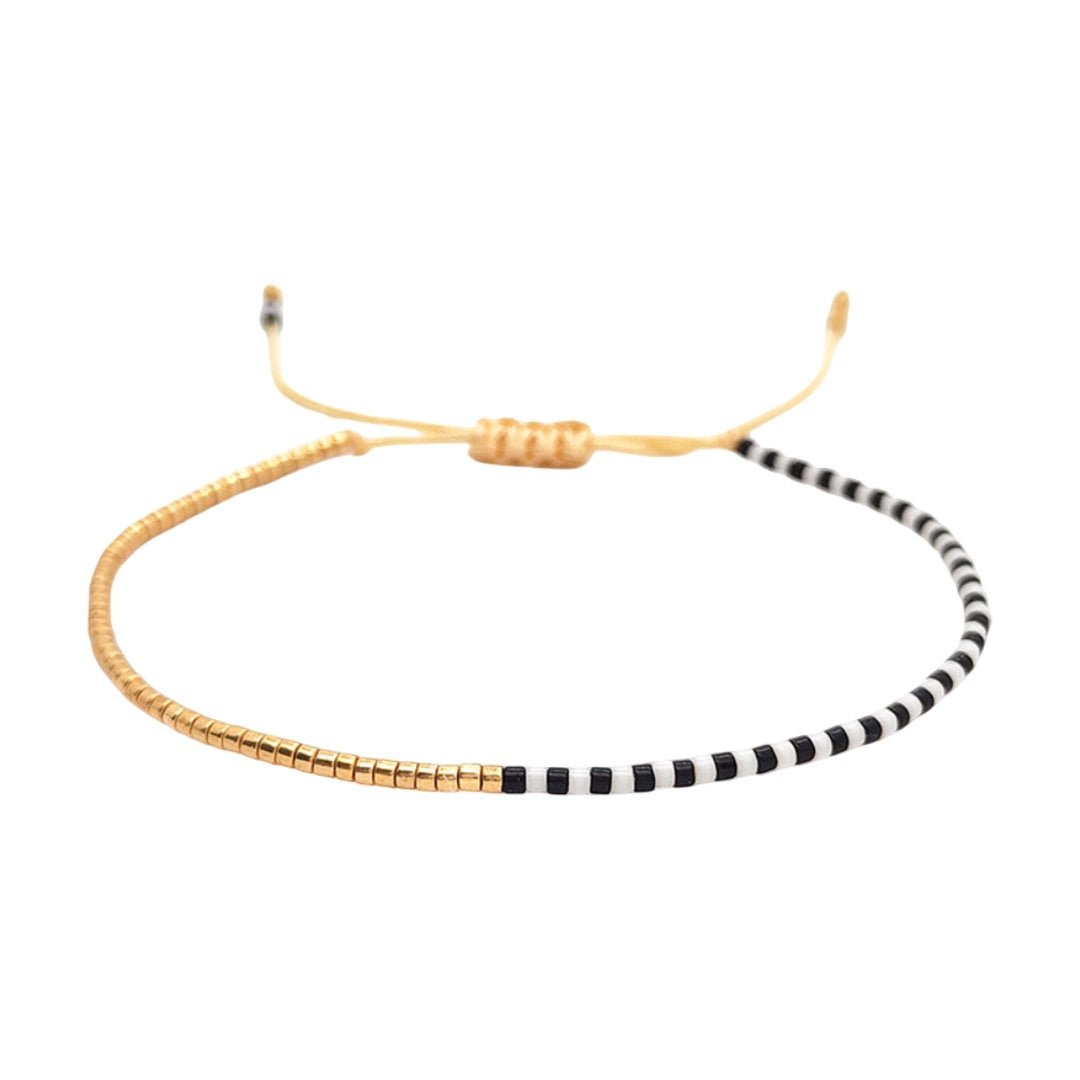 Bracelet fin à perles Miyuki turquoise, or et brun, cordon ajustable beige, style bohème chic.