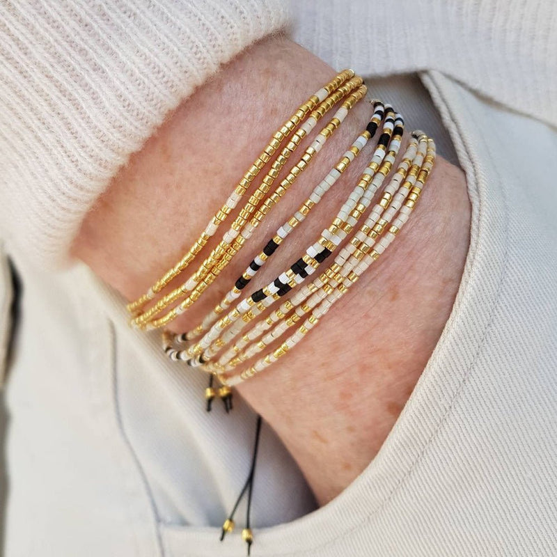 Bracelet à perles miyuki du japon fines multirangs, noir blanc doré, fermoir coulissant discret, modèle Grina