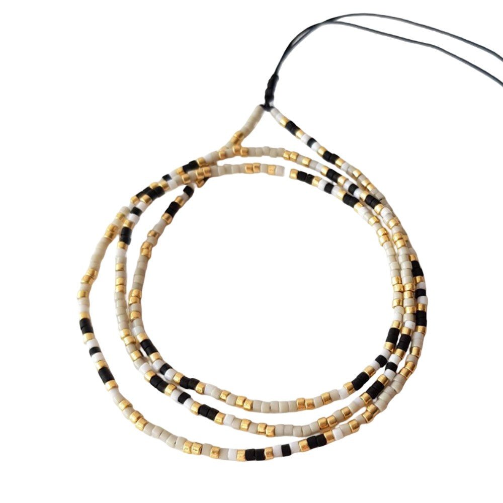 Bracelet à perles miyuki du japon fines multirangs, noir blanc doré, fermoir coulissant discret, modèle Grina