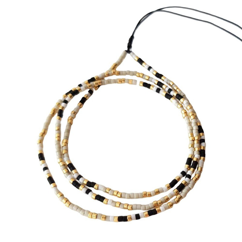 Bracelet à perles miyuki du japon fines multirangs, noir blanc doré, fermoir coulissant discret, modèle Grina