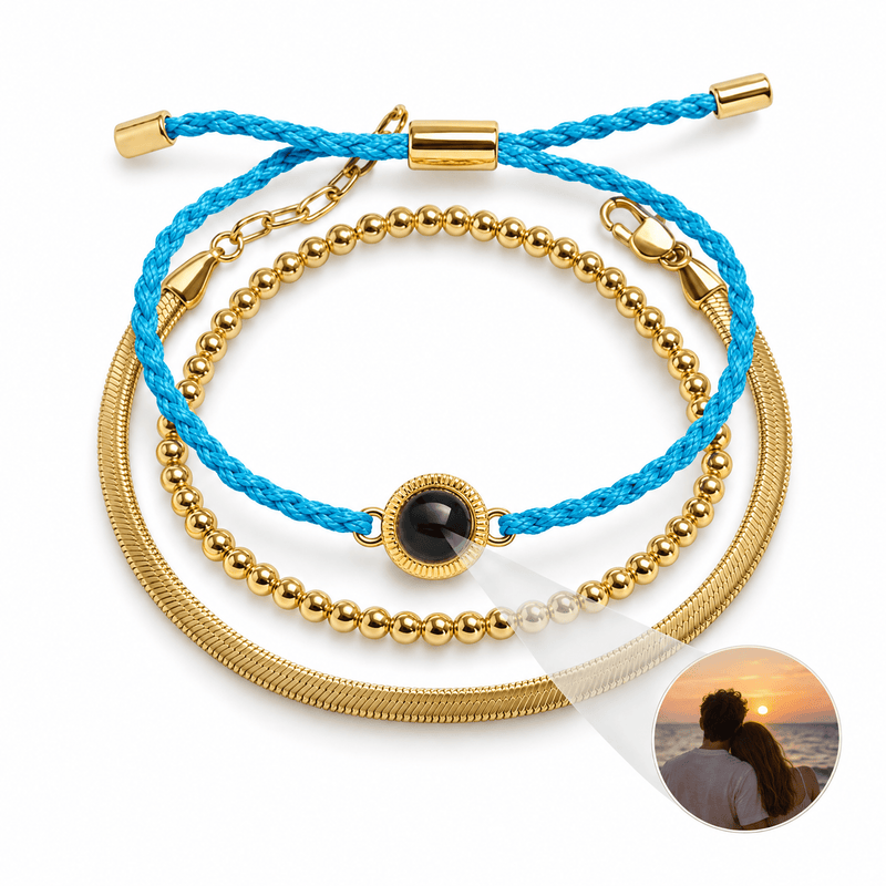 Bracelet à projection photo personnalisé, trio perles dorées et cordon tressé, acier inoxydable, bijou cadeau émotionnel — modèle Jivana — Or et bleu — packshot studio photo sous lentille