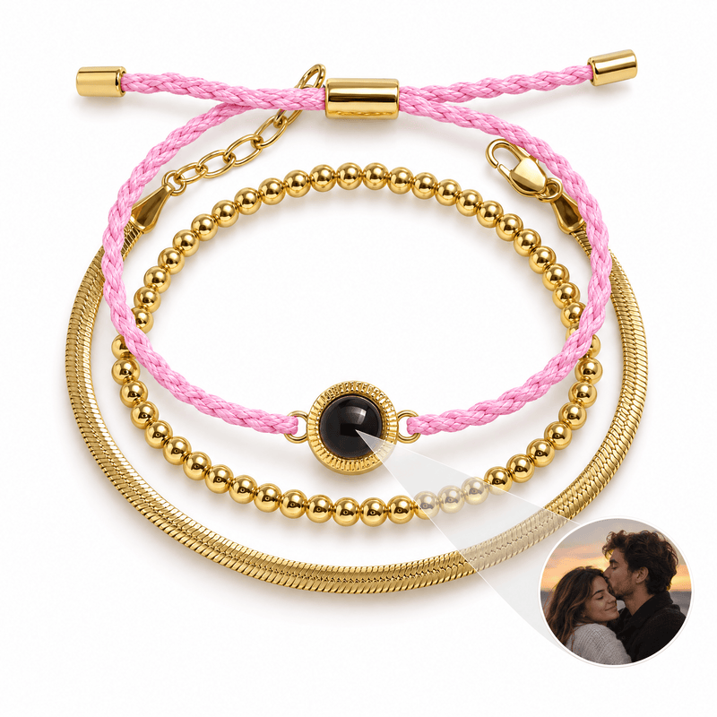 Bracelet à projection photo personnalisé, trio perles dorées et cordon tressé, acier inoxydable, bijou cadeau émotionnel — modèle Jivana — Or et rose — packshot studio photo sous lentille