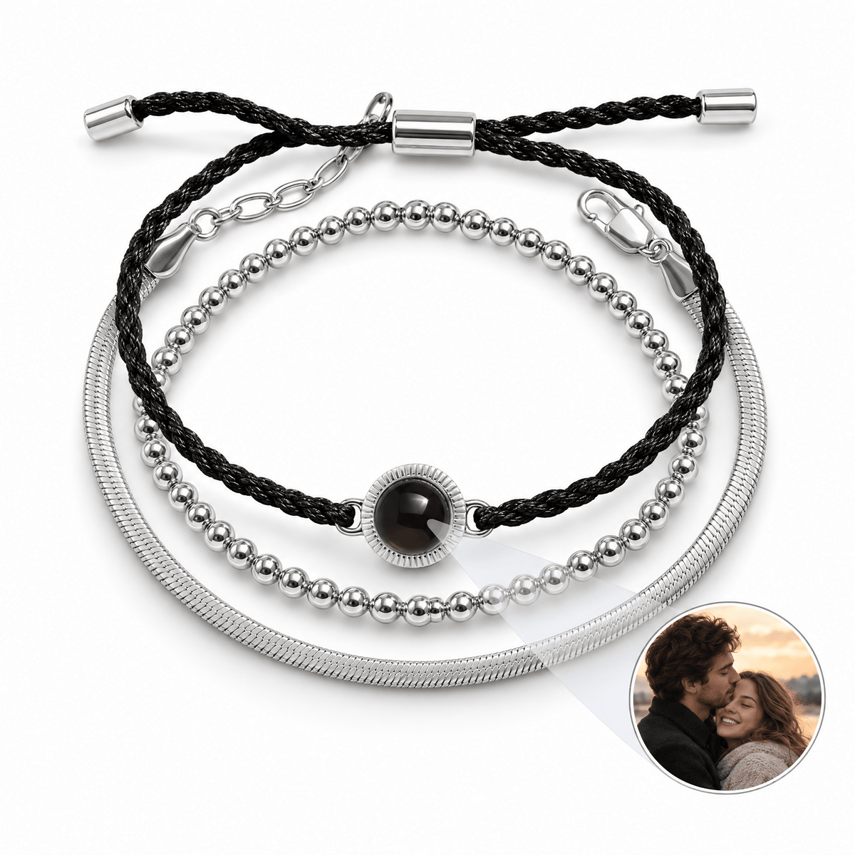 Bracelet à projection photo personnalisé, trio perles dorées et cordon tressé, acier inoxydable, bijou cadeau émotionnel — modèle Jivana — Argent et noir — packshot studio photo sous lentille
