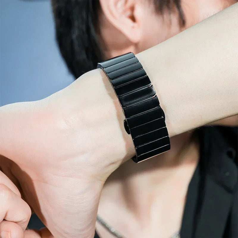 Stainless steel bracelet with full cover for Apple Watch, secure butterfly clasp, modern sporty style, Zedix model