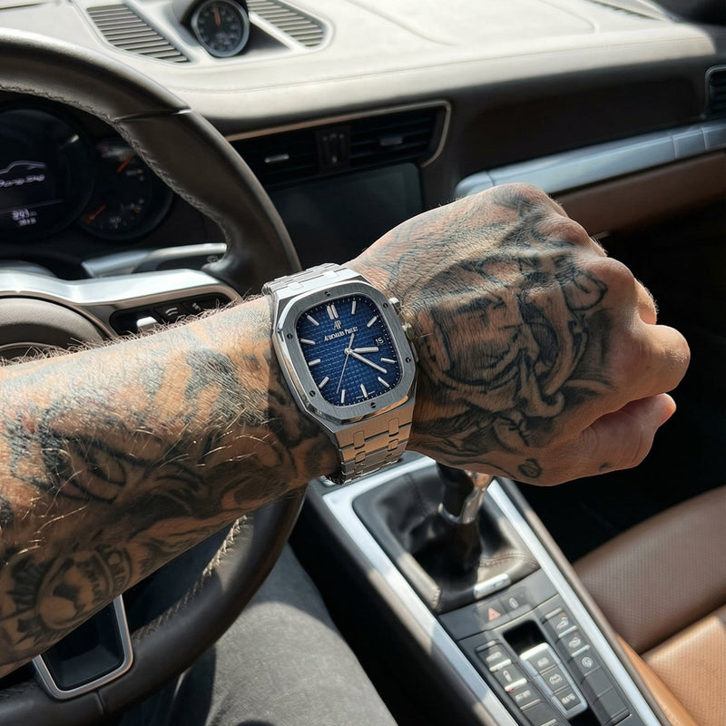 Bracelet acier inoxydable argenté avec coque squelette pour Apple Watch, style sport-luxe, ajusté au poignet tatoué.