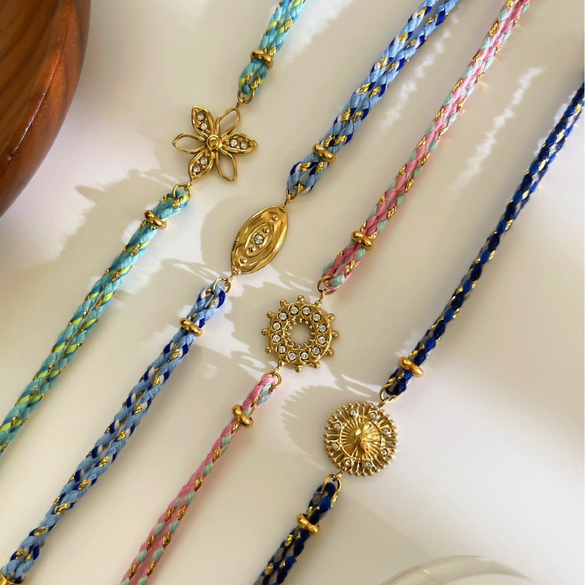 Bracelet Ajustable en Nylon Tressé, Pendentif Doré Scintillant, Acier Inoxydable et Zirconium, Bijou Élégant pour Femme, modèle Alira