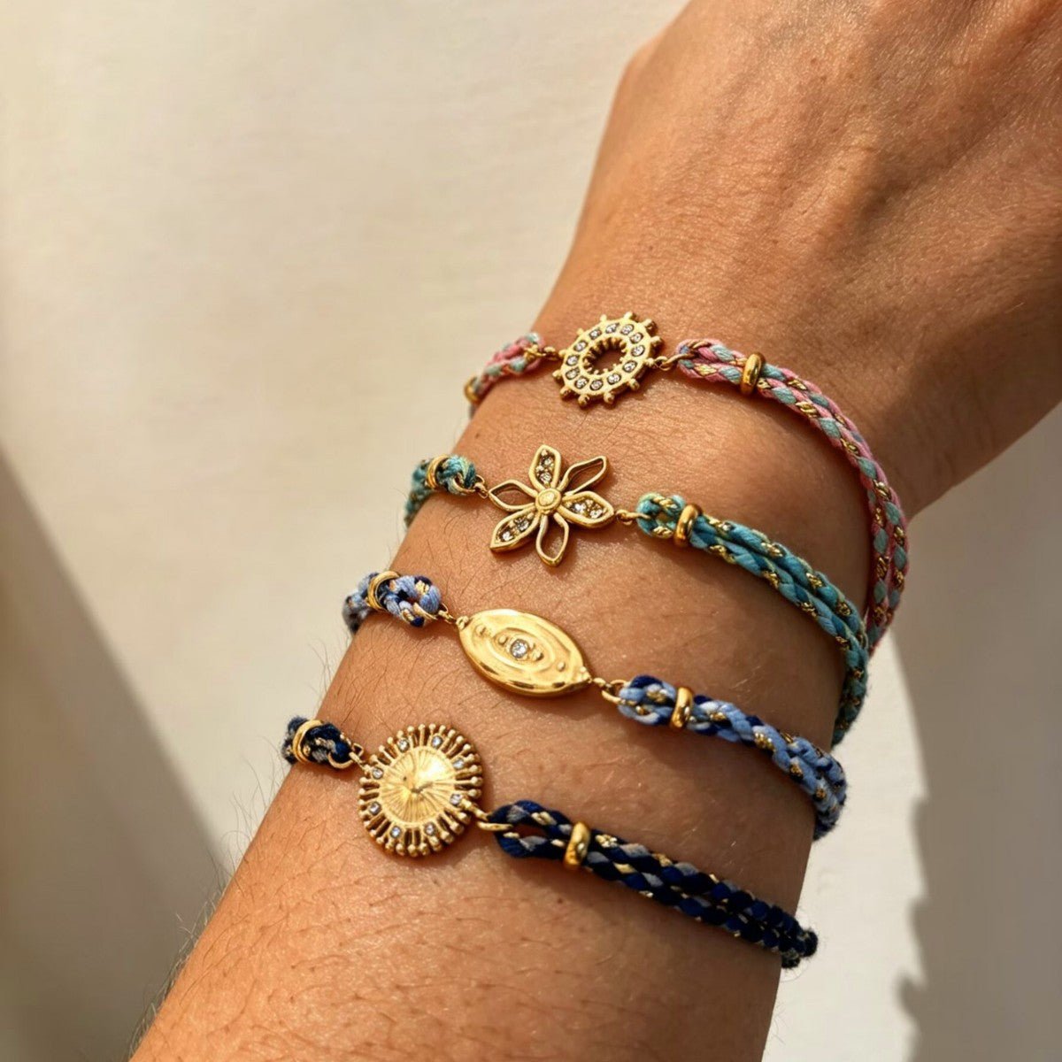 Bracelet Ajustable en Nylon Tressé, Pendentif Doré Scintillant, Acier Inoxydable et Zirconium, Bijou Élégant pour Femme, modèle Alira